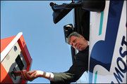 Minister Opstelten opent Truckparking